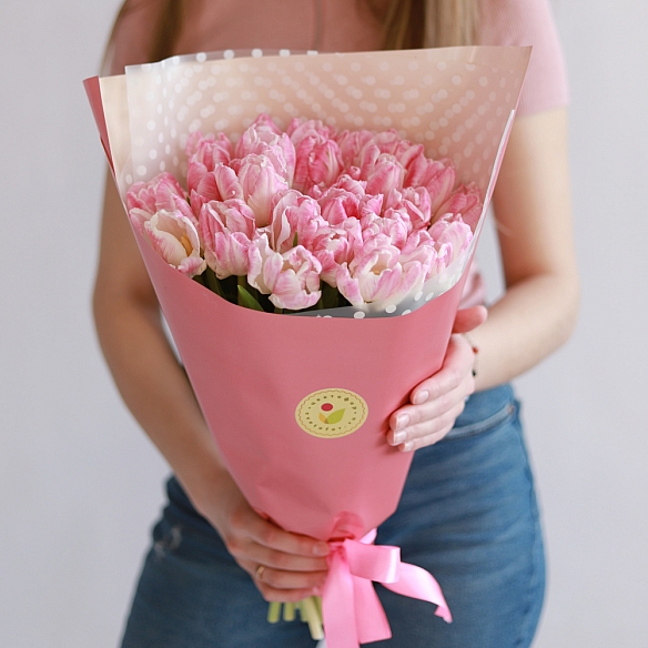 25 нежно-розовых тюльпанов в упаковке.