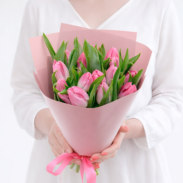 15 розовых тюльпанов в упаковке