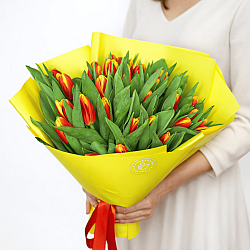 35 красно-желтых тюльпанов в упаковке