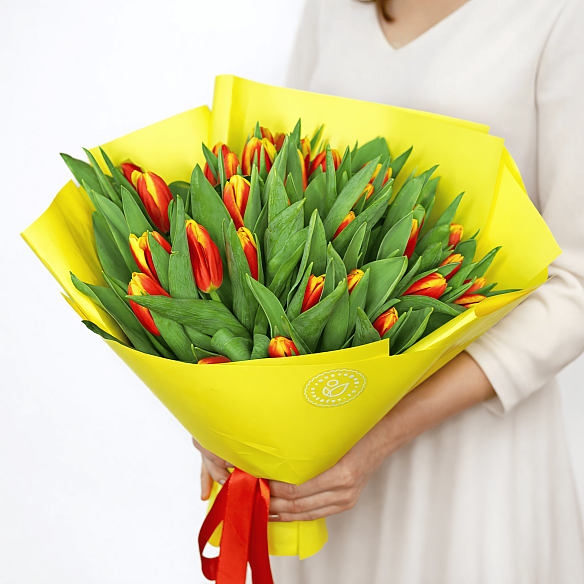 35 красно-желтых тюльпанов в упаковке