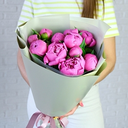 11 розовых пионов в упаковке (Россия)
