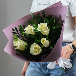 5 белых роз с фисташкой