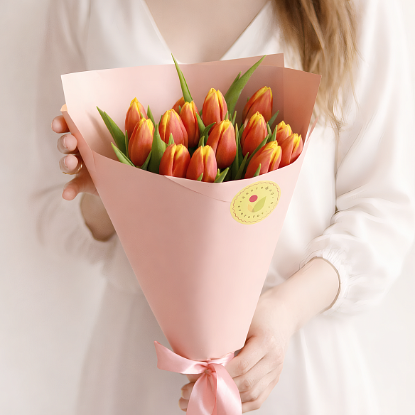 15 красно-желтых тюльпанов в упаковке