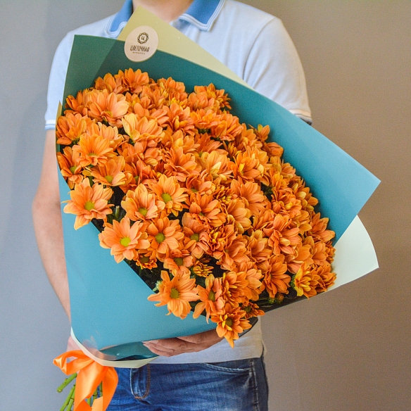 9 оранжевых кустовых хризантем в упаковке