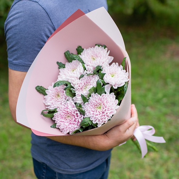 7  розовых одноголовых хризантем в упаковке.