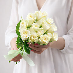 15 белых роз 35-40см (Кения)