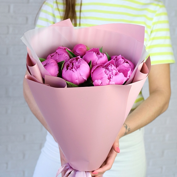 9 розовых пионов в упаковке (Россия)