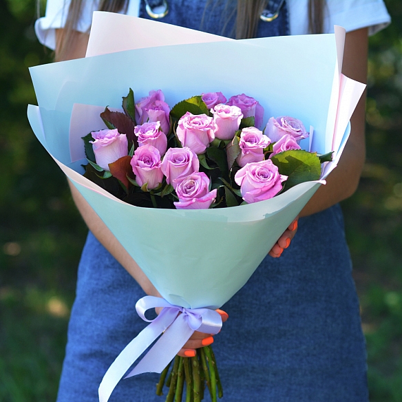 15 фиолетовых роз 35-40см в упаковке (Россия)
