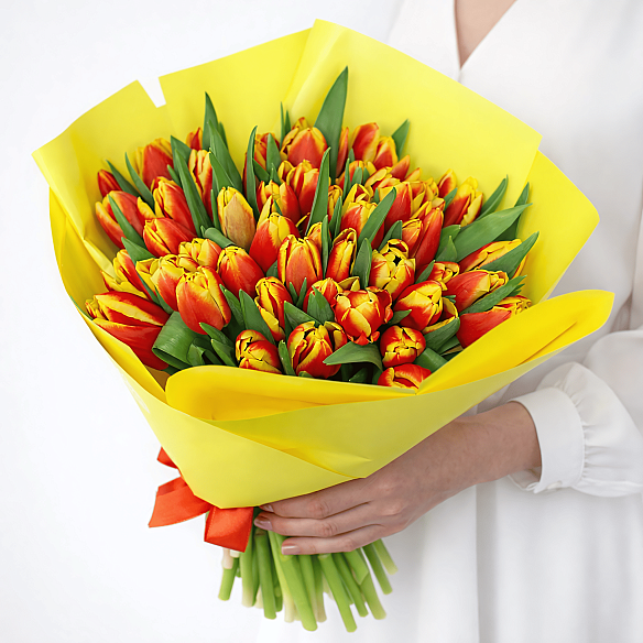 51 красно-желтый тюльпан в упаковке (Россия)
