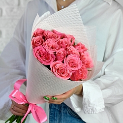 15 розовых роз 35-40см в упаковке (Кения)