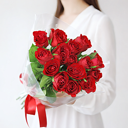 15 красных роз в пленке