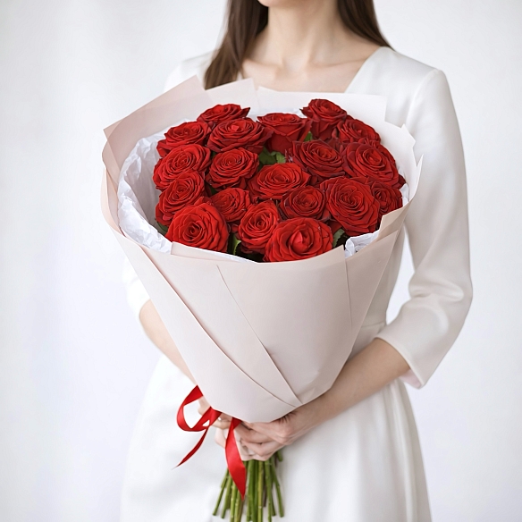 19 красных роз 70см в упаковке (Россия)