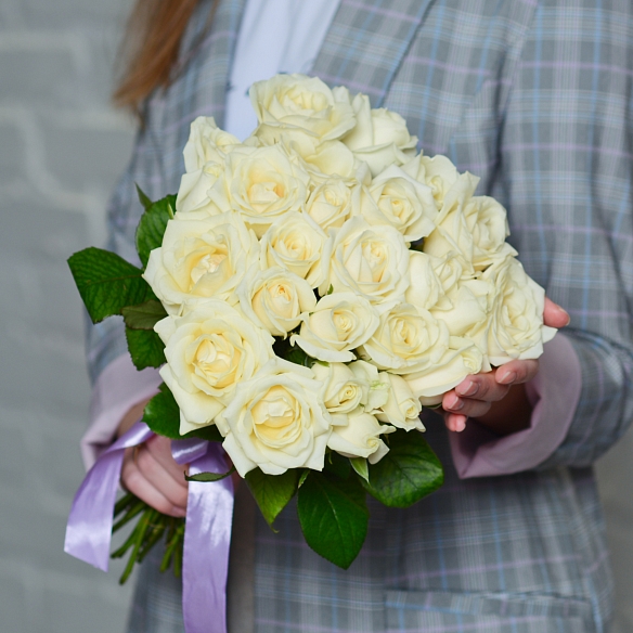 25 белых роз 35-40см (Россия)