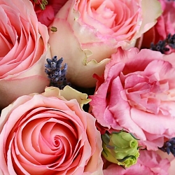 Коробочка с розами, эустомой и лавандой