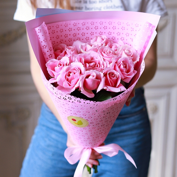 15 нежно-розовых роз 35-40см в упаковке (Россия)