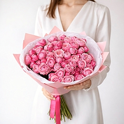 25 малиновых кустовых роз в упаковке (Россия)